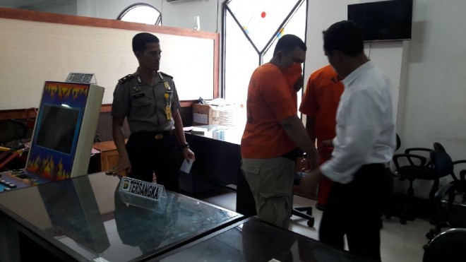 tersangka dan barang bukti permainan ketangkasan yang diamankan di Mapolda Jambi.