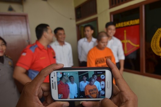 Tersangka Abu Markis yang diamankan anggota Polresta Jambi karena terlibat kasus dugaan korupsi.