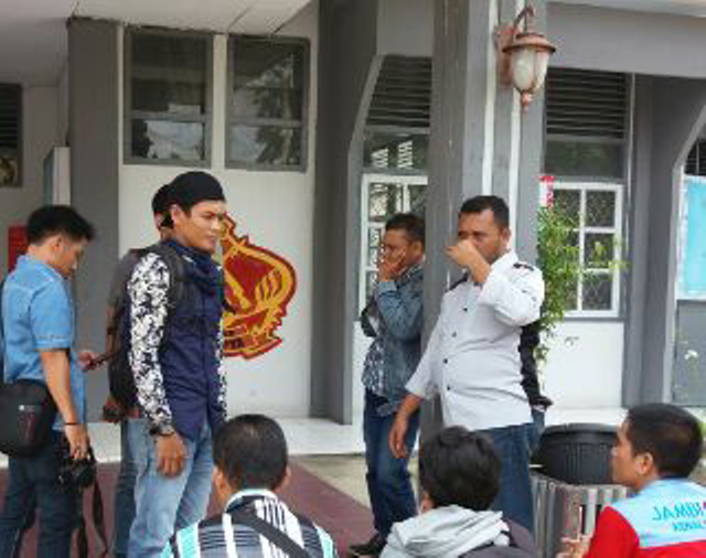 Wartawan dan warga sekitar saat melihat kondisi Lapas Muara Bulian