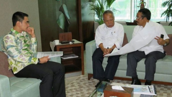 Zumi Zola bersama Kadis PU Provinsi Jambi PB Pandjaitan bertemu dengan Menteri PU dan Pera M Basoeli Hadimuljono