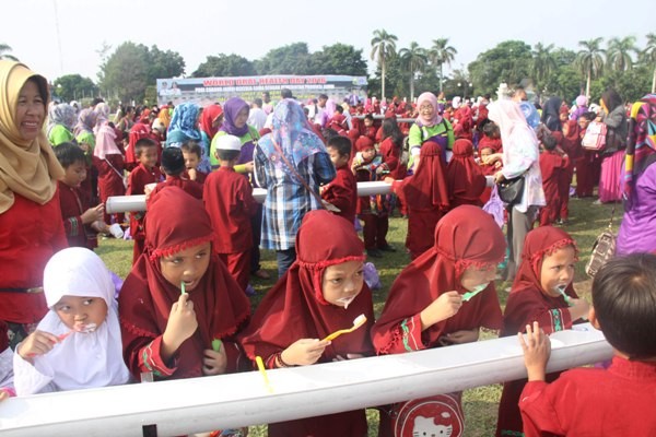 Ribuan siswa saat menggosok gigi di Lapangan Kantor Gubernur Jambi, Jumat (18/3).