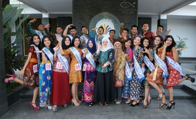 Finalis  bujang gadis  Kota Jambi 2016 bersama Ketua TP PKK Kota Jambi Hj Yuliana Fasha