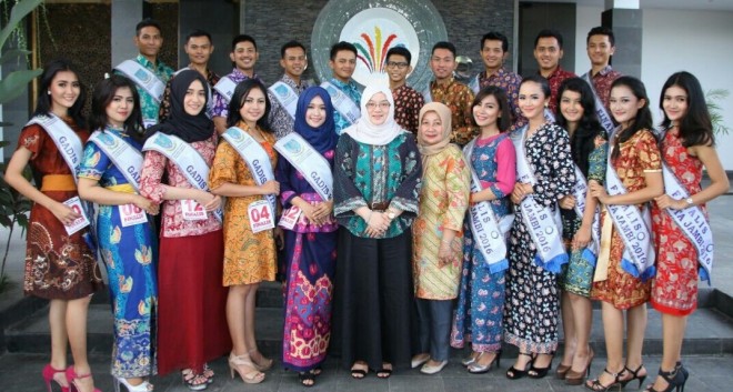 Finalis  bujang gadis  Kota Jambi 2016 bersama Ketua TP PKK Kota Jambi Hj Yuliana Fasha
