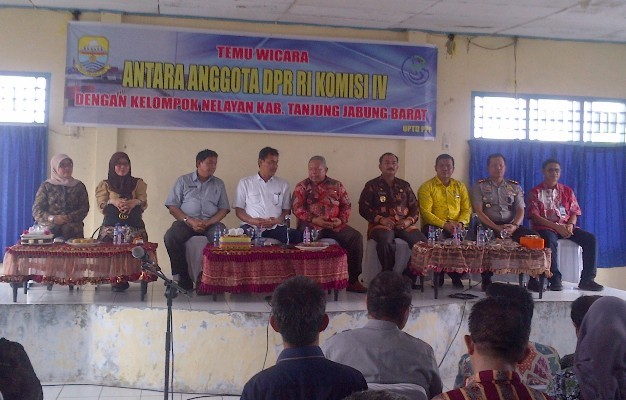 Pertemuan antara DPR RI dengan nelayan di Kabupaten Tanjab Barat