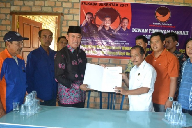 Sukandar saat mendaftar di Nasdem Tebo