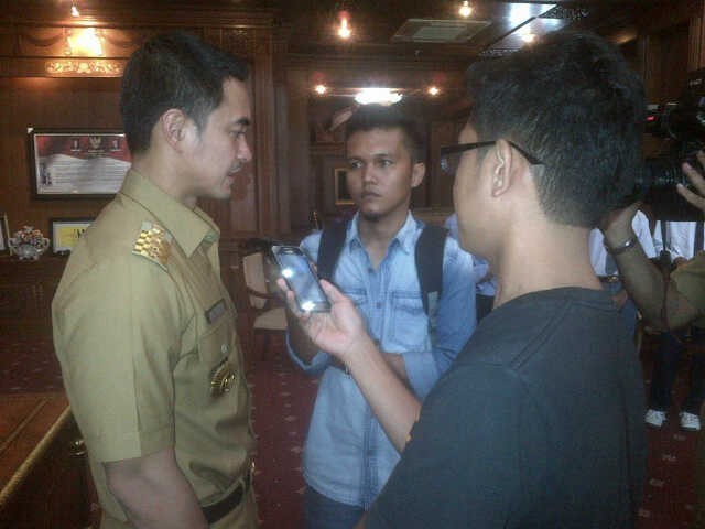 Zumi Zola saat memberi keterangan pers di ruang kerjanya (21/3)