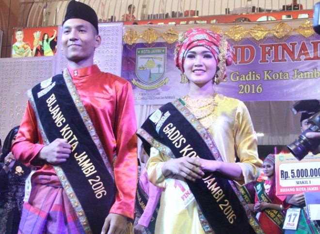Harry Fachlani dan Tiffani Anggina berhak menyandang gelar sebagai Bujang dan Gadis Kota Jambi 2016.