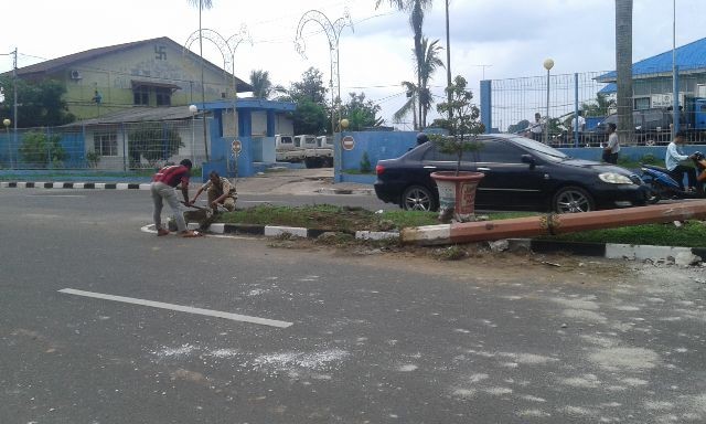 Pembatas jalan rusak akibat ditabrak Kijang LGX depan PDAM Broni