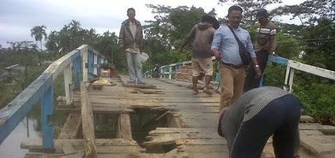 Jembatan Jebol, Warga bergotong royong memperbaiki jembatan Siti Hawa Kecamatan Rantau Rasau secara swadaya