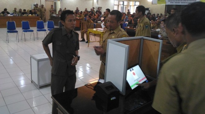 Ketua KPU saat memilih sistim e-voting