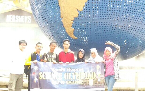 Pemenang Jambi Ekspres Science Olympiad Goes to Singapore berada di Universal Studio