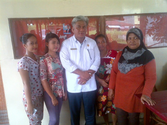 AM foto bersama pemilik rumah makan