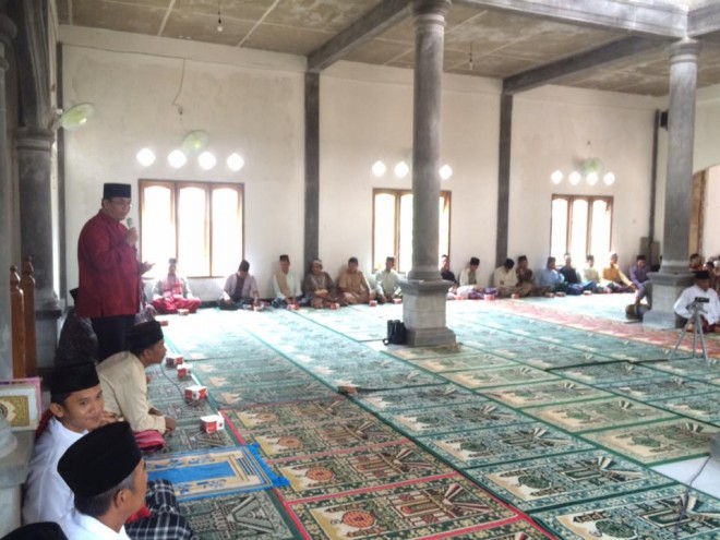 Bakal Calon Bupati Muarojambi, Ivan Wirata saat menggelar safari Jumat di Masjid Baitul Ikhsan.