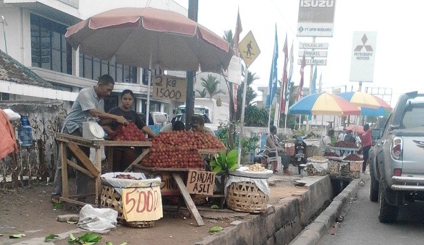 PKL kembali berjualan di Tugu Juang