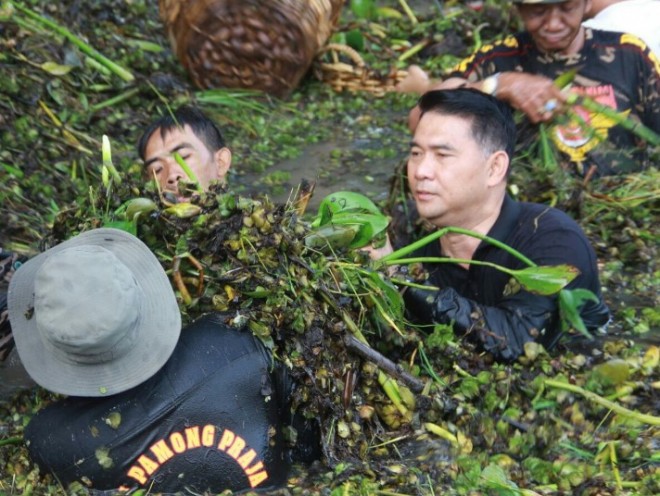 Walikota Jambi Syarif Fasha bergotong royong di Danau Sipin beberapa waktu lalu
