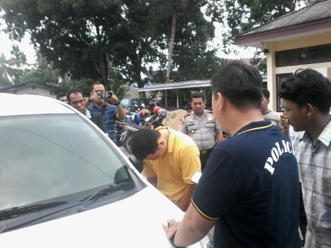 PNS Muaro Jambi (Baju kuning) ditangkap polisi karena gelapkan 3 mobil