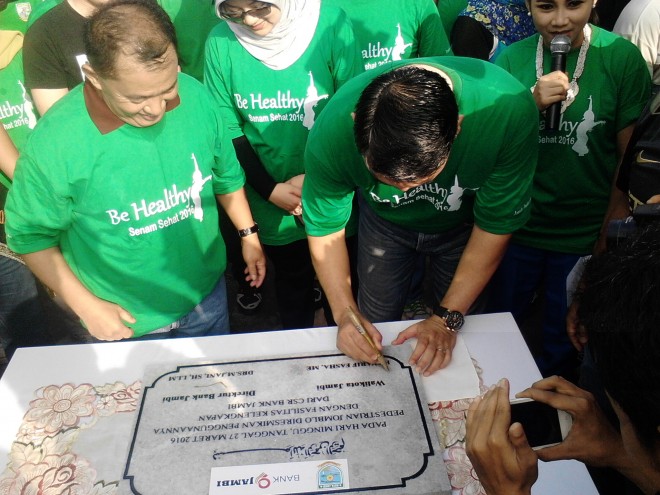 Wako Fasha teken prasasti peresmian pedestrian Jomblo Minggu (27/3)