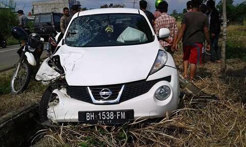 Nissan Juke putih BH 1538 FM ringsek setelah bertabrakan yang mengakibatkan korbannya tewas di Merangin, Minggu (27/3).