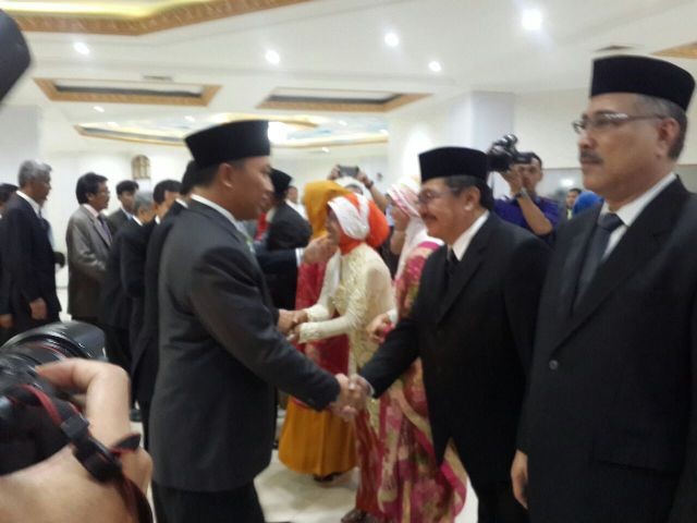 Jonni Mardizal saat diberikan ucapan selamat oleh Menpora, Imam Nahrawi.