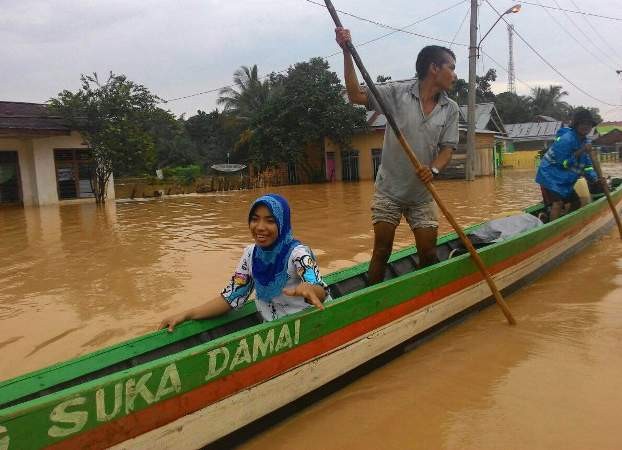 Warga yang menjadi korban banjir bandang saat dievakuasi.