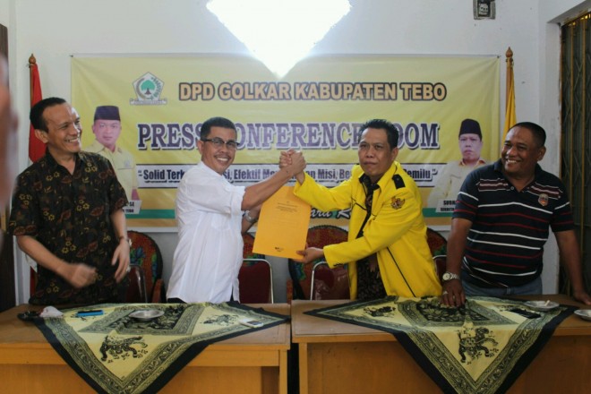 M Chudori (baju putih) saat memgembalikan berkas pendaftaran ke DPD II Golkar Tebo yang diterima oleh Sekretaris DPD Subhan Nazhari
