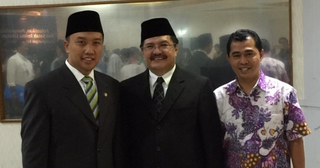 Jonni Mardizal diapit Menpora Imam Nahrowi dan Tokoh Pemuda Jambi Nuzran Joher