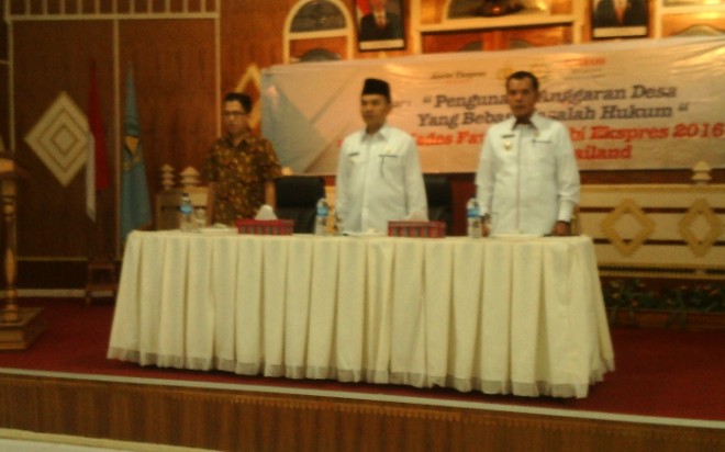 Pimred JE M Haramen, Bupati Kerinci Adi Rozal dan Wabup Zainal saat acara sosialisasi pemilihan Kades Favorit JE di Kerinci