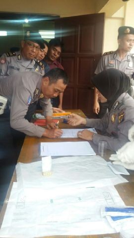 Tes urine yang dilakukan di Mapolresta Jambi.