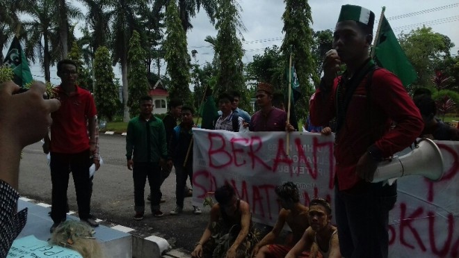 Mahasiswa menggelar aksi demontrasi di Kantor Bupati Bungo 
