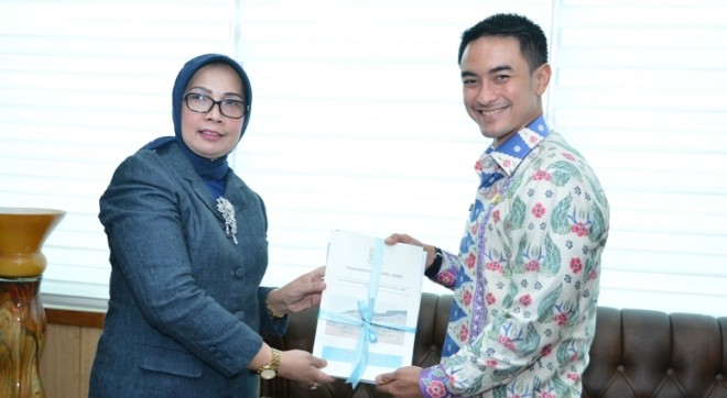 Kepala BPK Perwakilan Jambi saat menerima Buku Laporan Keterangan Pertanggung Jawaban (LKPJ) Pemprov Jambi yang diserahkan oleh Gubernur Jambi Zumi Zola Kamis (31/3)