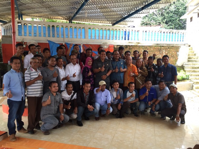 Ambo Tang bersama para wartawan liputan Tanjab Timur