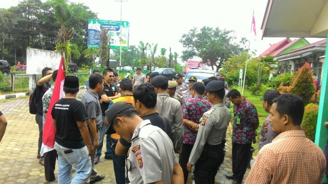 Aksi demontrasi di Kantor Dinkes Bungo Kamis (31/3). Pendemo menuntut Kadinkes Bungo mengundurkan diri
