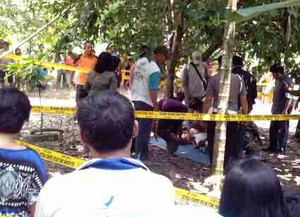 Evakuasi jenazah yang dilakukan aparat kepolisian