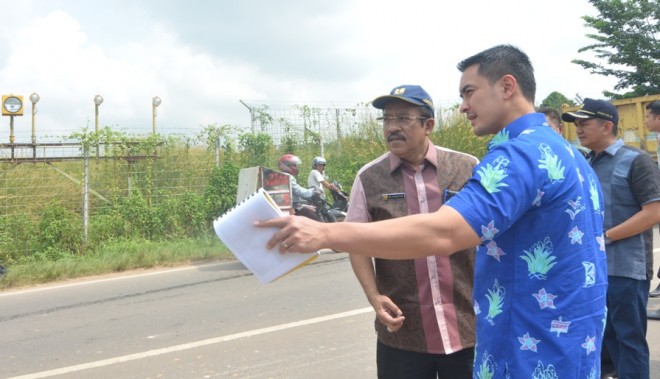 Gubernur Zumi Zola bersama Kadis PU Provinsi Jambi Beinhard Pandjaitan saat meninjau jalan nasional yang berdekatan dengan bandara Jambi Jumat (1/4)