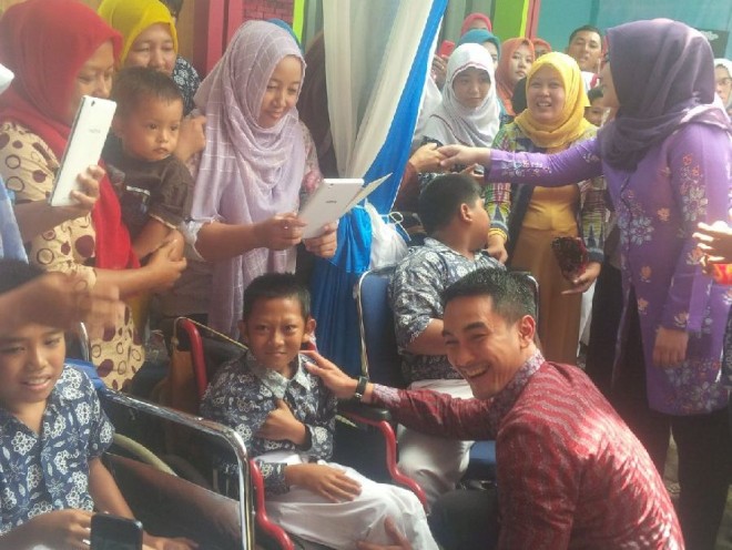 Zumi Zola dan Sherin Tharia saat menyapa anak-anak di Peringatan Hari Peduli Autis Internasional dan HUT ke 32 SLB Prof. Dr. Sri Soedewi MS,SH Jambi, Sabtu (2/4).