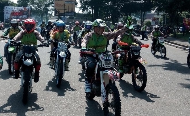 Wako Fasha melambaikan tangan menyapa warga Kota Jambi di Taman Jomblo