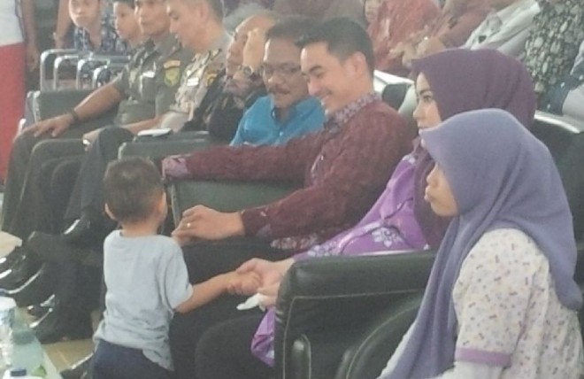Buah hati Zola-Sherrin, Zammer, saat diajak kedua orang tuanya ke acara Peringatan Hari Peduli Autis Internasional dan HUT ke 32 SLB Prof. Dr. Sri Soedewi MS,SH Jambi, Sabtu (2/4)