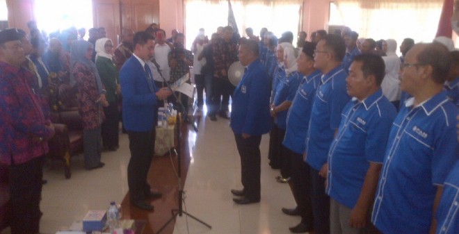 Zumi Zola melantik Ketua DPD PAN Tebo Hamim di pendopo rumah dinas Bupati Tebo siang ini (3/4)