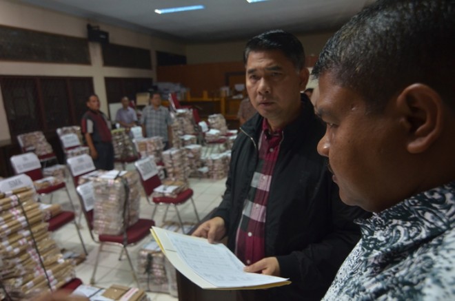 Wako Jambi SY Fasha saat mengecek soal UN malam ini (3/4)