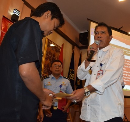 Hengki (baju hitam) usai upacara pemecatan yang dilakukan di Kanwil Kemenkumham Jambi.