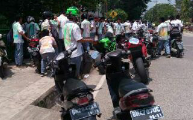 Aksi siswa SMA di Bungo usi UN Rabu (6/4)