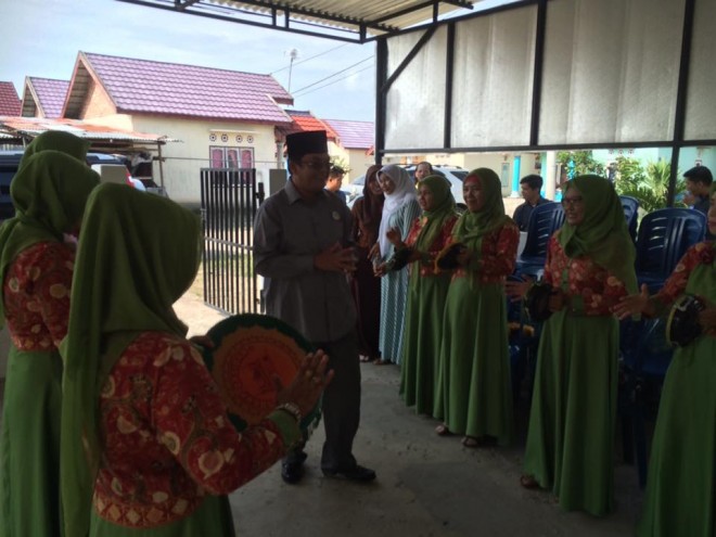 IW saat bersilaturahmi dengan ibu-ibu pengajian di Kasang Pudak.