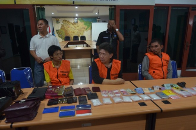 Tersangka yang berhasil diamankan oleh BNNP malam ini