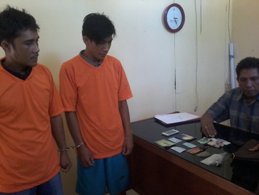 Dua pelaku dan barang bukti yang diamankan di Mapolsek Telanaipura.