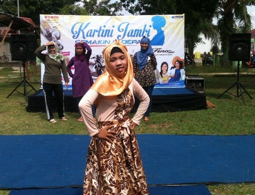 Salah satu peserta Fashion Show di Sungai Bahar.