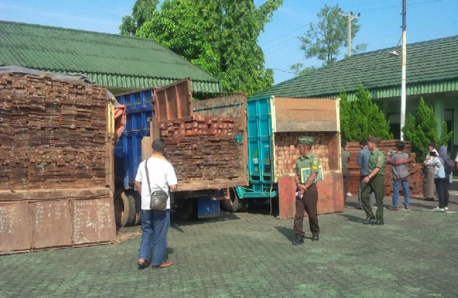 Kayu yang diamankan oleh anggota Korem Garuda Putih Jambi
