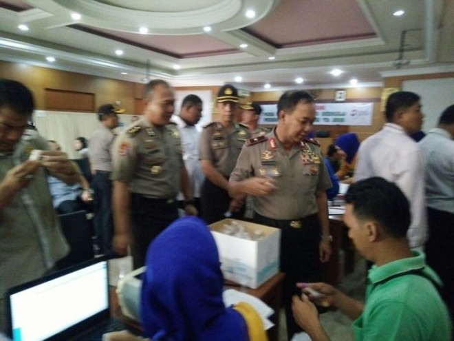 Kapolda Jambi melakukan tes urine bersama jajaran petinggi Polda Jambi lainnya Kamis (7/4)