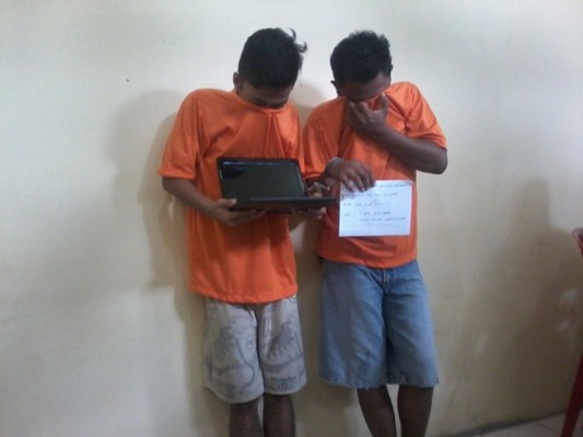 Dua pelaku dan barang bukti yang diamankan di Mapolsek Telanaipura, Jumat (8/4).