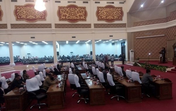 Wako Jambi SY Fasha menyampaikan tanggapan eksekutif. Namun sayangnya, banyak anggota DPRD tak hadir dalam paripurna Jumat (8/4)