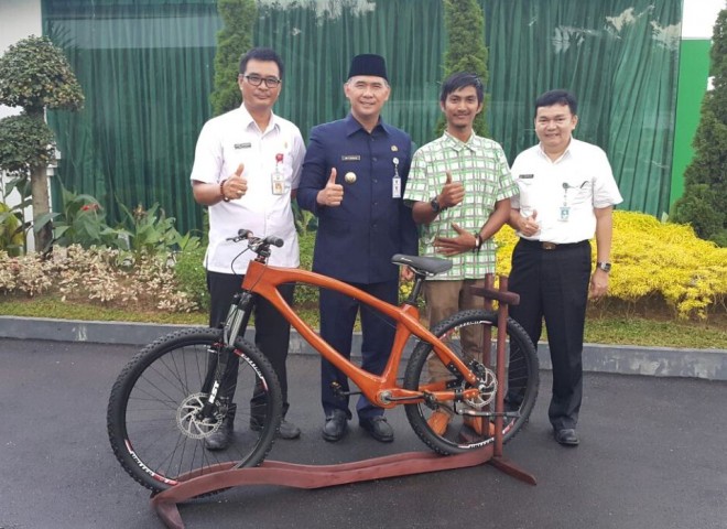 Pulung (kemeja kotak-kotak) bersama Wako Jamb SY Fasha usai menyerahkan sepeda buatannya di rumah dinas wako Jambi